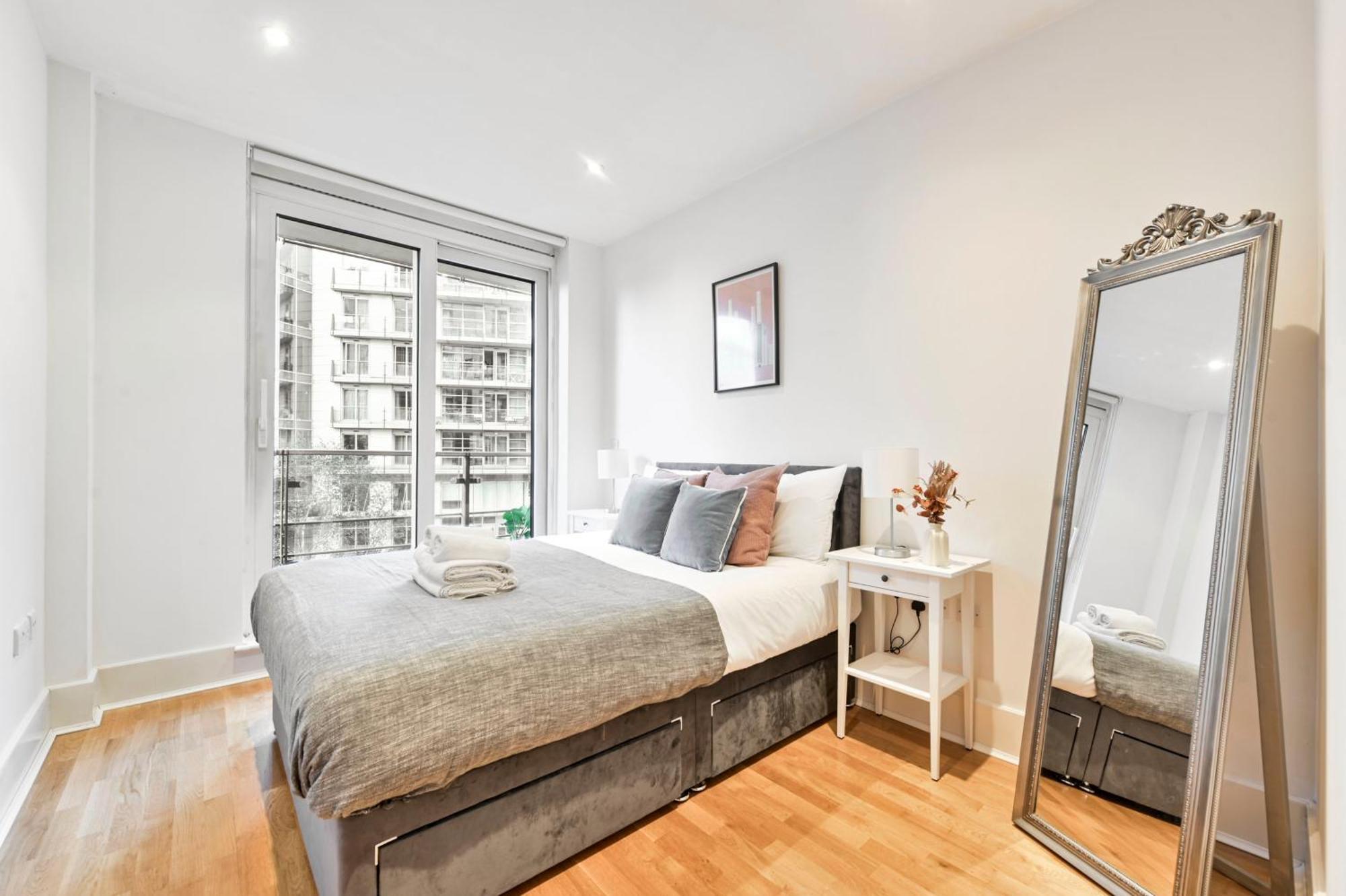 The Thamesview - Stylish 2 Bed Flat With Balcony London
