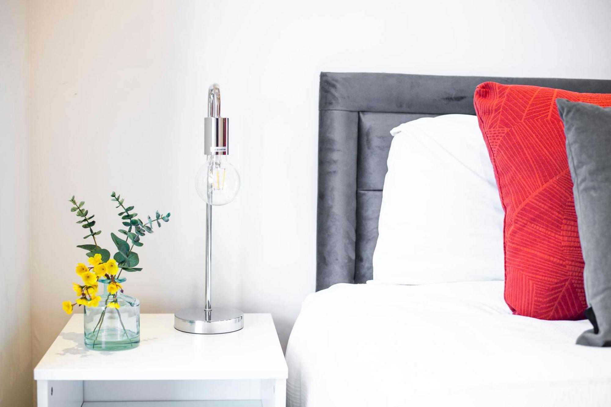 The Thamesview - Stylish 2 Bed Flat With Balcony Apartment
