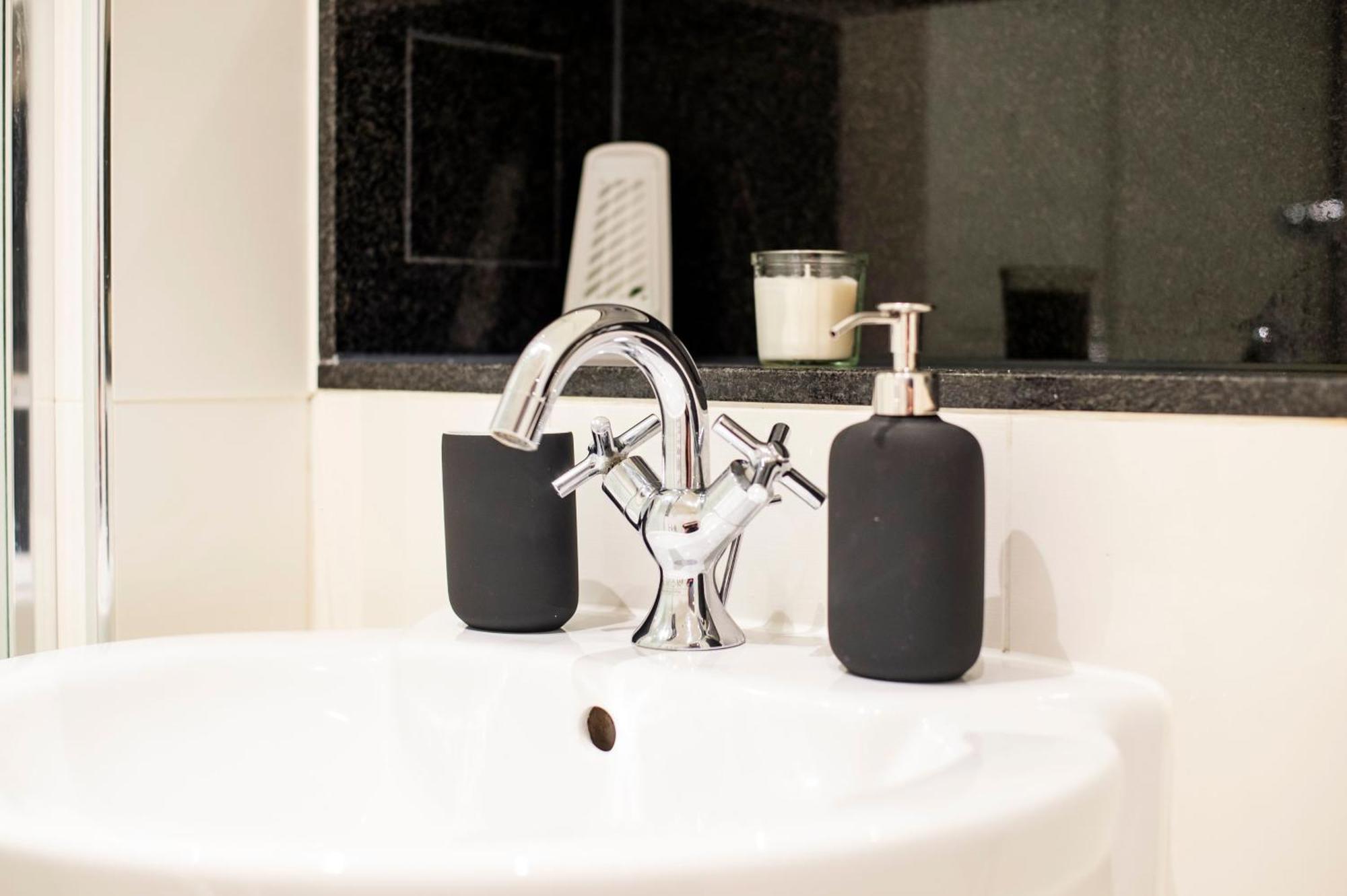 The Thamesview - Stylish 2 Bed Flat With Balcony Apartment London