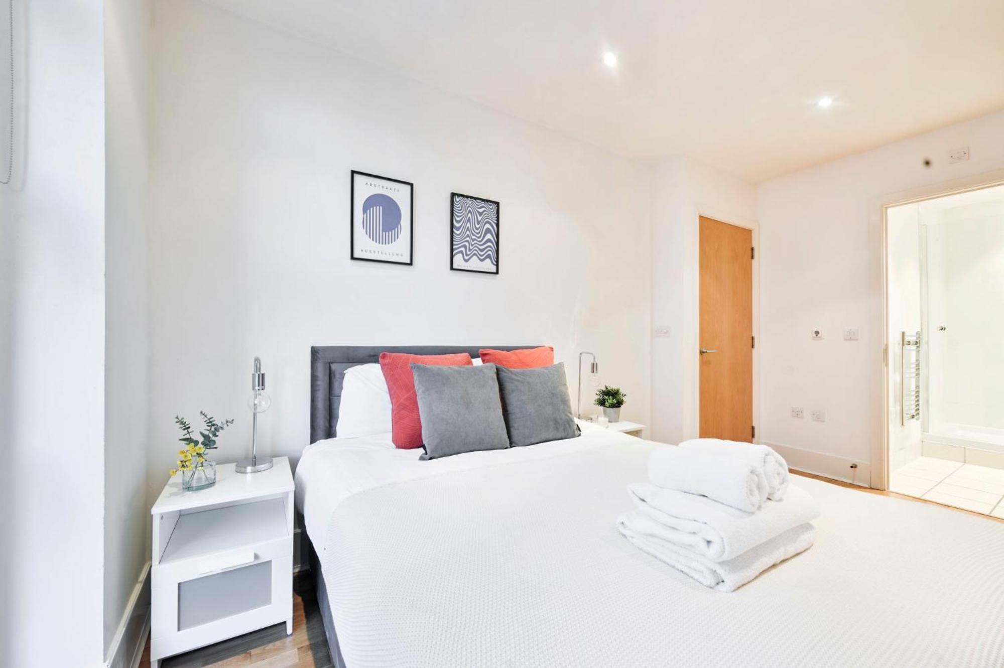 The Thamesview - Stylish 2 Bed Flat With Balcony London