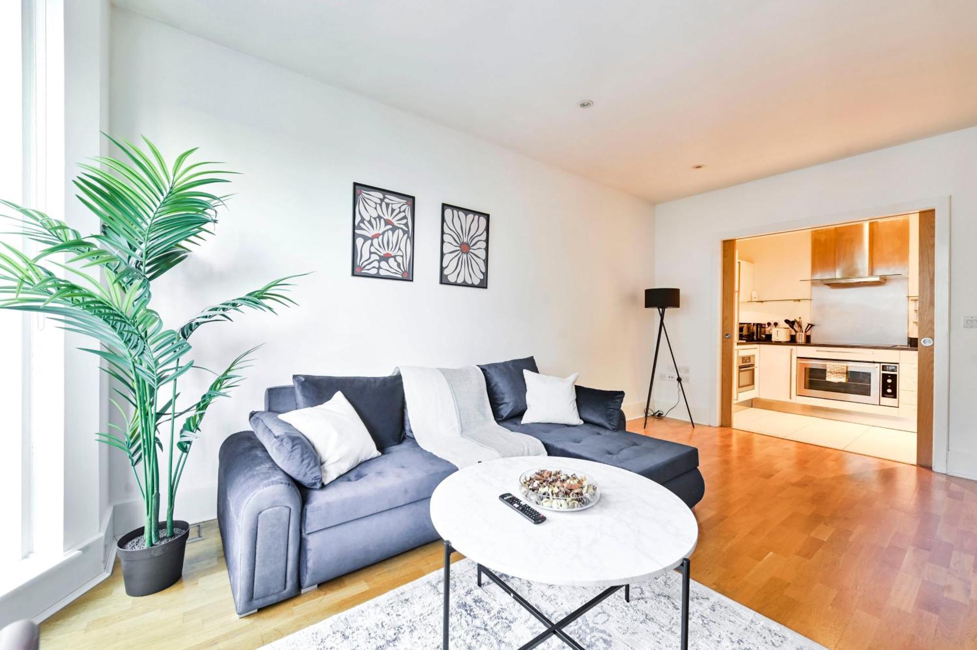 The Thamesview - Stylish 2 Bed Flat With Balcony