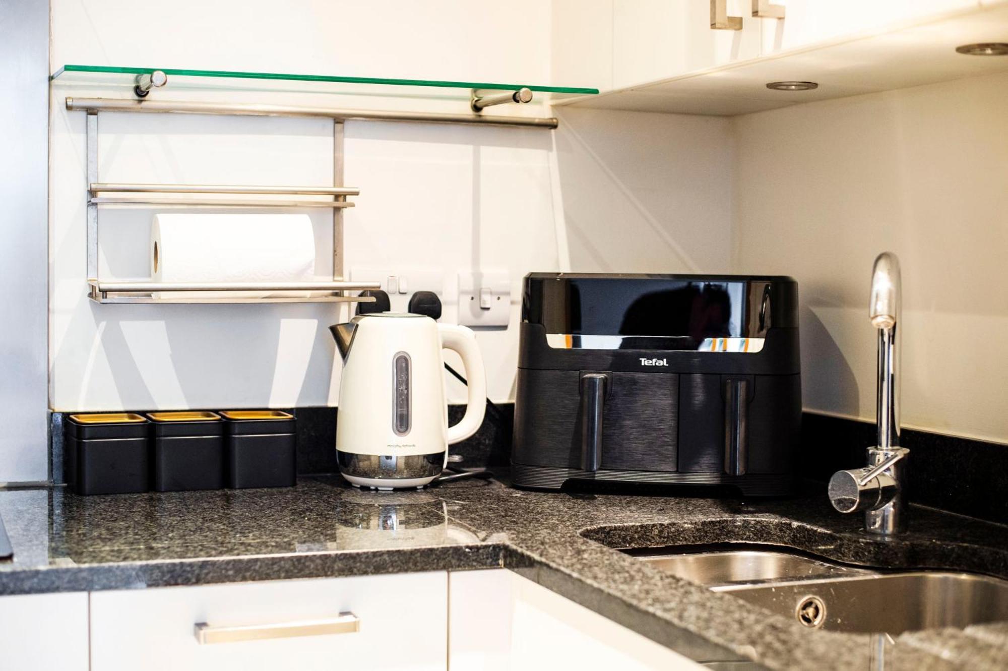 The Thamesview - Stylish 2 Bed Flat With Balcony