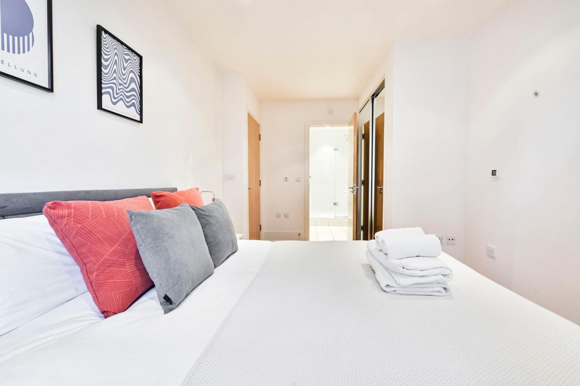 The Thamesview - Stylish 2 Bed Flat With Balcony London