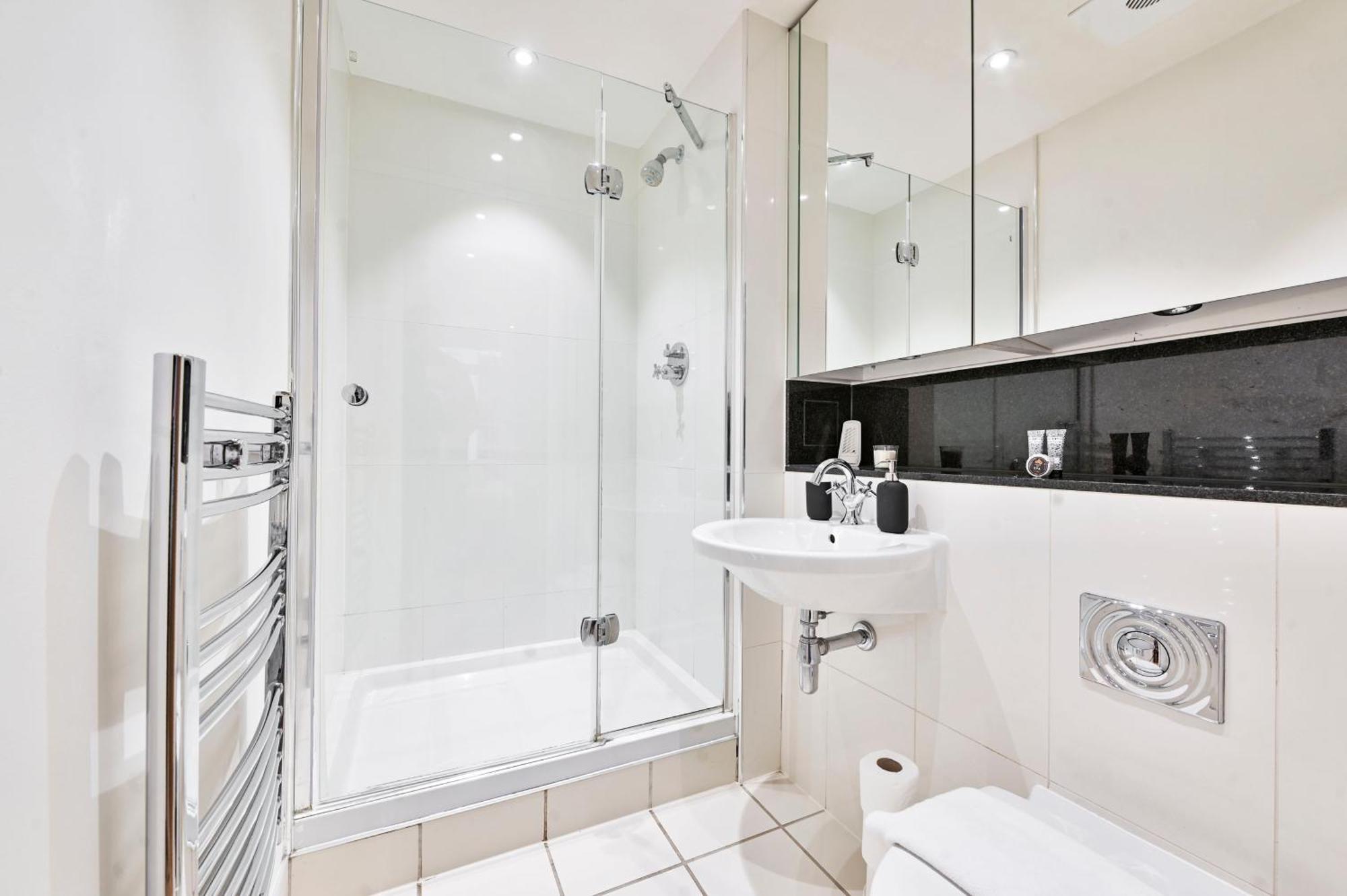 The Thamesview - Stylish 2 Bed Flat With Balcony Apartment *