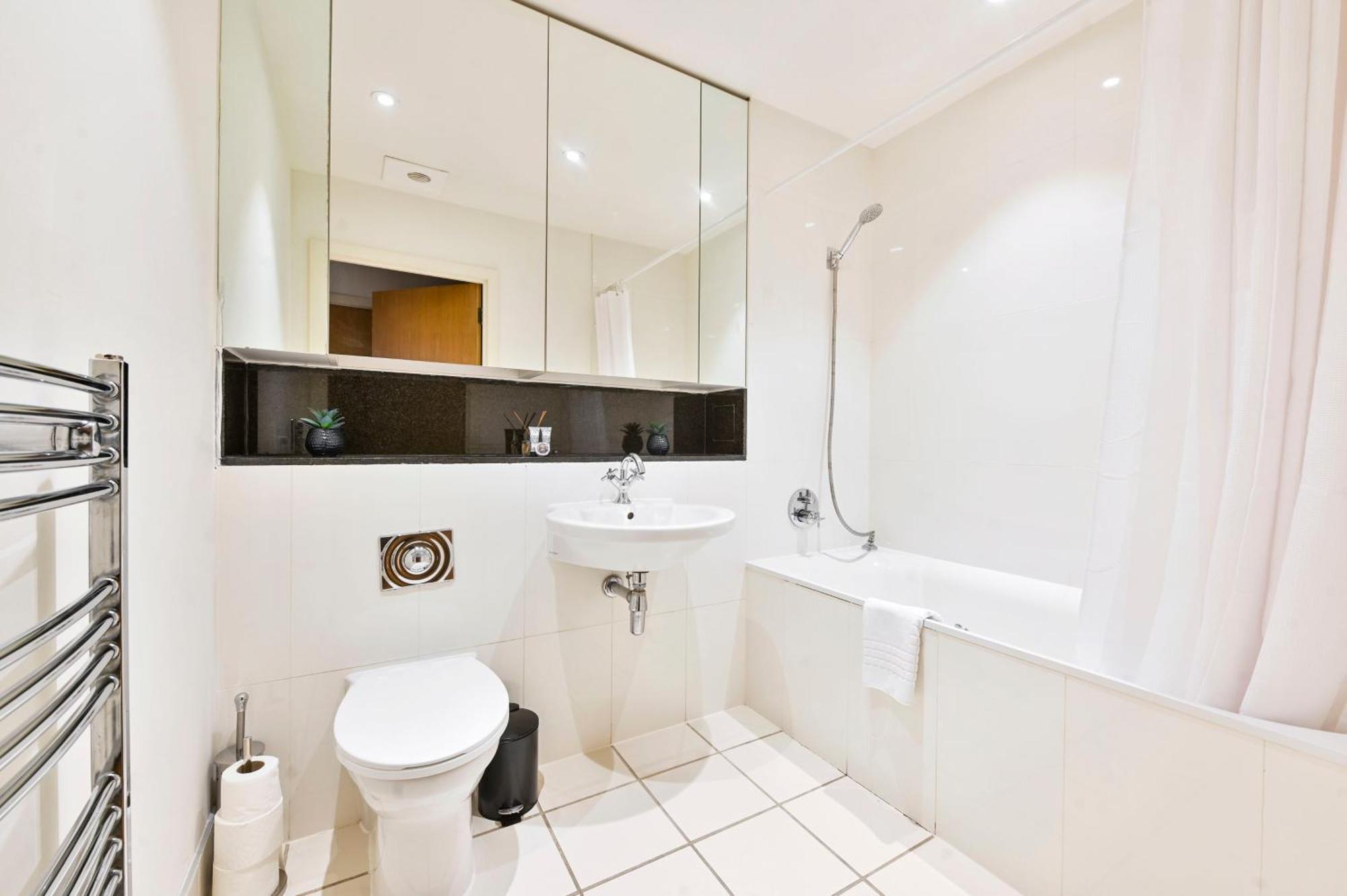 The Thamesview - Stylish 2 Bed Flat With Balcony London