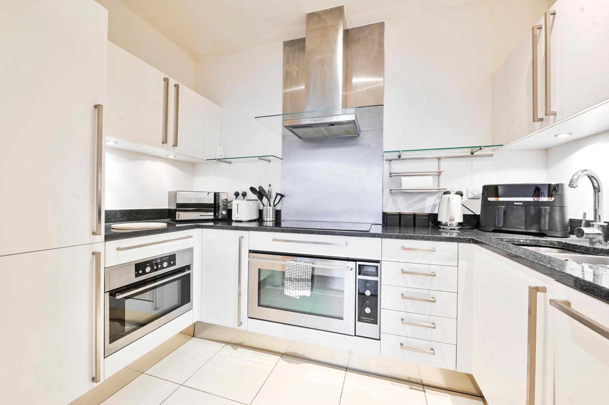 The Thamesview - Stylish 2 Bed Flat With Balcony * London